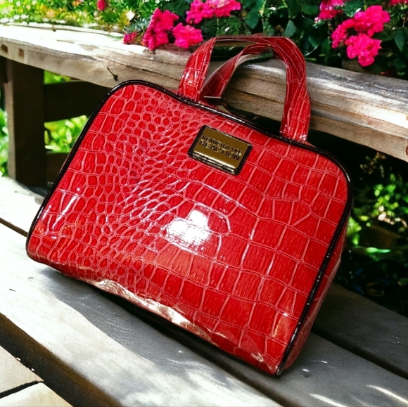 Kenneth Cole Reaction Handbags - 🍄KENNETH COLE REACTION Pink Croc Embossed Cosmetics Case